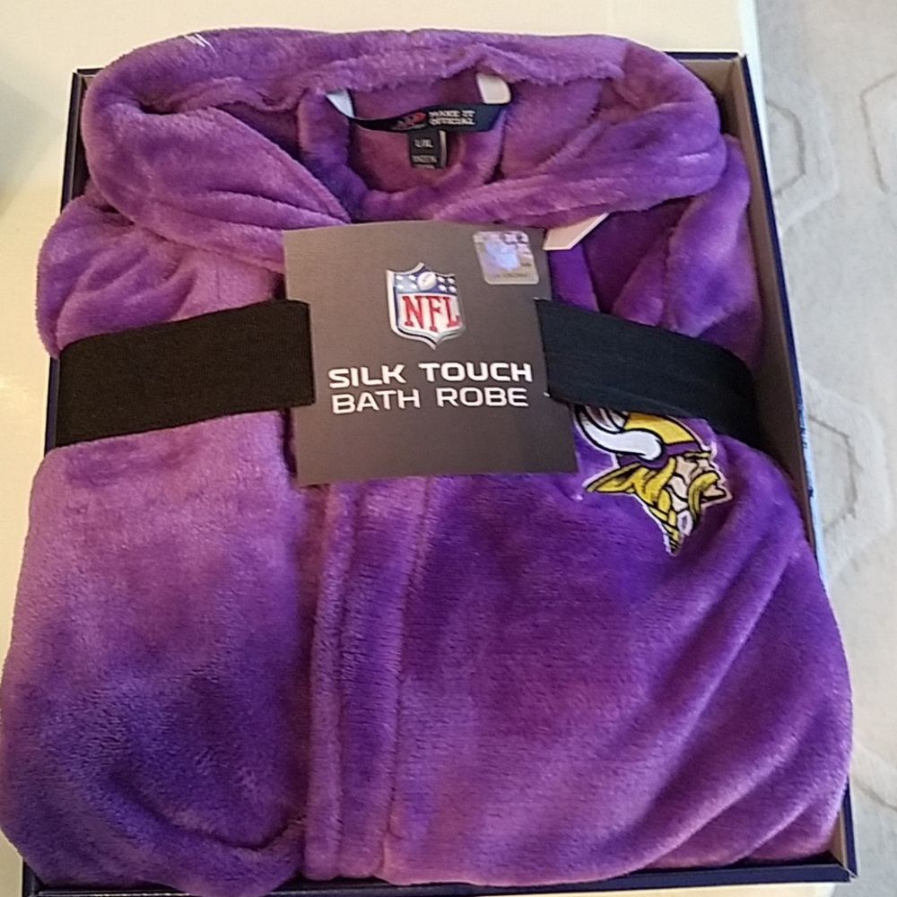 New in package vikings bathrobe